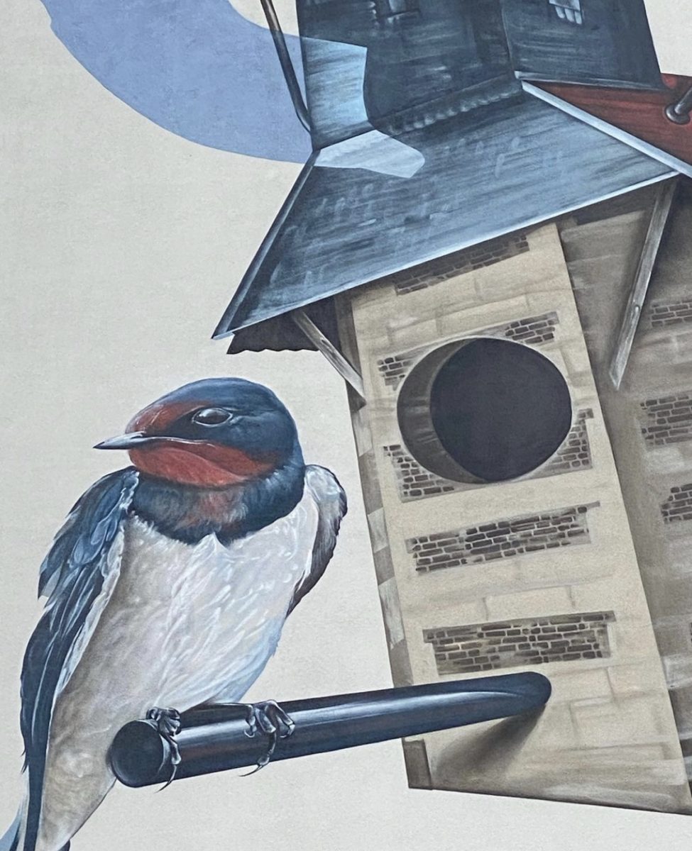 Detail van muurschildering in Geleen – kleurrijke vogel op grote hoogte