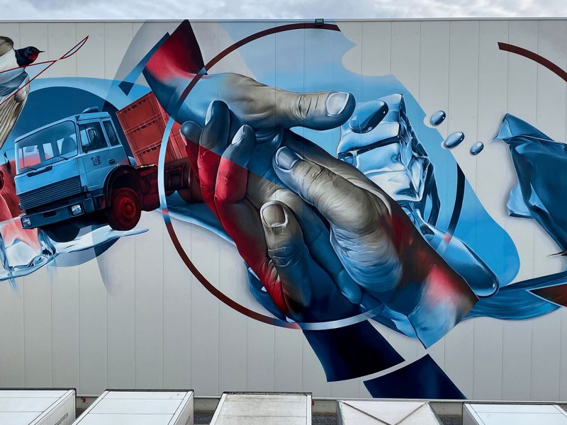 gomad street art mural muurschildering oss bedrijfspand gevel loods Detail van de handen op mural – symboliek van familie en bedrijf Vice Versa