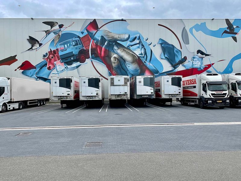 gomad street art mural muurschildering oss bedrijfspand gevel loods Muurschildering op koelcel van 18x55 meter in Oss – vijf vogels als familieportret door Marcus GOMAD Debie graffiti artiest gespecialiseerd in grote projecten