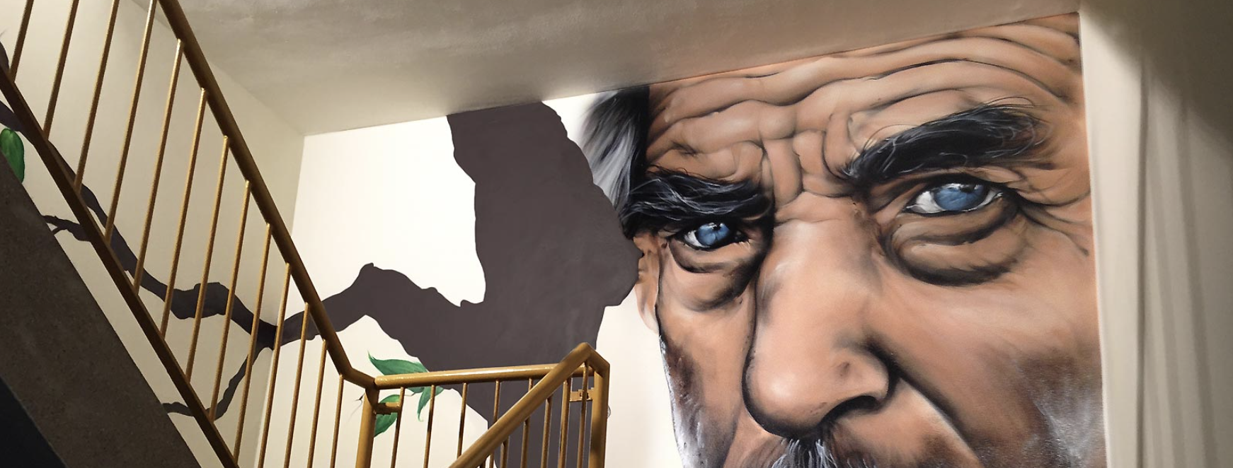 Muurschilderingen voor Wonen Zuid in trappenhuis appartementencomplex Heerlen door Gomad