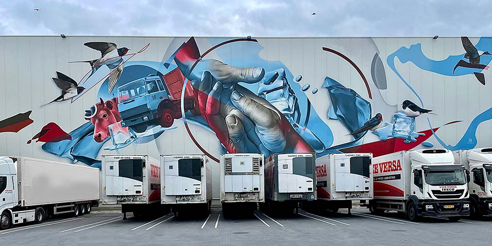 Muurschildering op koelcel van 18x55 meter in Oss – vijf vogels als familieportret door Marcus GOMAD Debie graffiti artiest gespecialiseerd in grote projecten