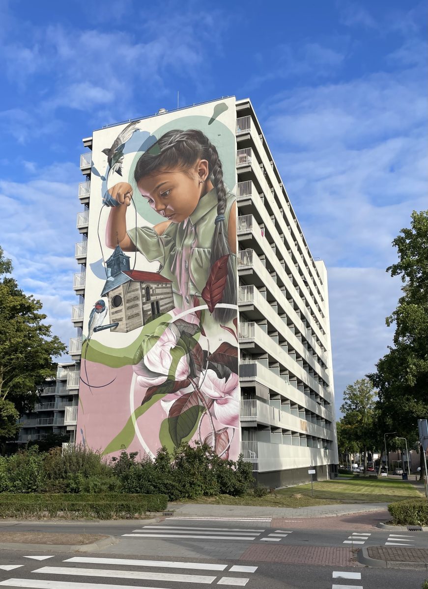 Graffiti op hoge flat in Geleen – monumentale mural door graffiti artiest voor grote projecten Marcus Gomad Debie